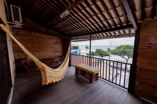 hamak w pokoju z widokiem na ocean w obiekcie Pousada Terra do Sol Natal w mieście Natal