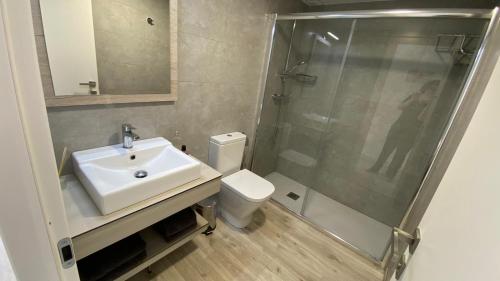 a bathroom with a sink and a shower and a toilet at FESTASTAR ESTARTIT PLAYA in L'Estartit