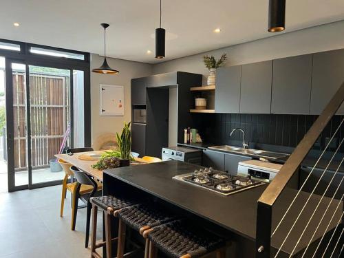 Η κουζίνα ή μικρή κουζίνα στο Coastal Condo in a Forest Estate - with inverter