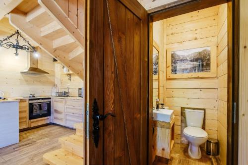 a bathroom with a toilet in a wooden cabin at Dziadkowka in Gliczarów