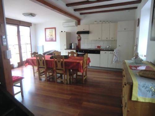 une cuisine et une salle à manger avec une table et des chaises dans l'établissement Gite Gewurztraminer, à Colmar