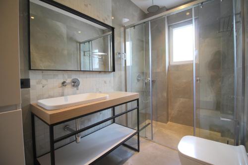 un baño con lavabo y ducha en "The View" Luxury Apartments, en Sarandë