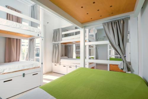 Säng eller sängar i ett rum på Tarifa Kite Hostel