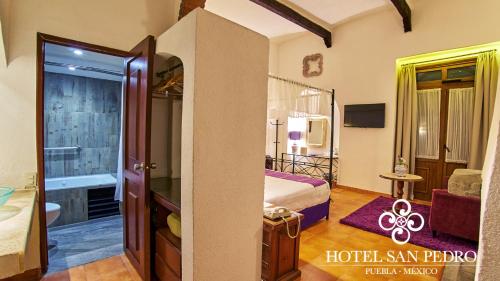 Habitación de hotel con cama y baño en Hotel San Pedro Puebla en Puebla