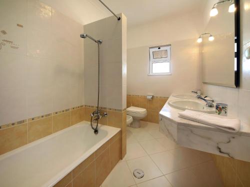 uma casa de banho com uma banheira, um lavatório e um WC. em 614 Villa Atlantico em Alagoas