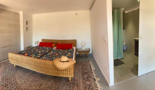 1 dormitorio con 1 cama grande con almohadas rojas en Mar y Emma, en Vall-Llobrega