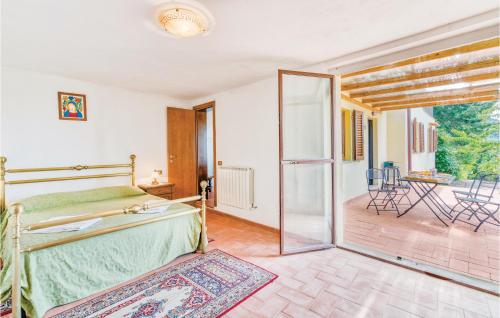 um quarto com uma cama e uma porta de vidro deslizante em Casetta 2 em Loro Ciuffenna