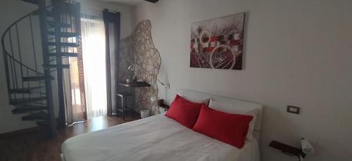 una camera da letto con un letto con cuscini rossi di Casa di Nonno a Isernia