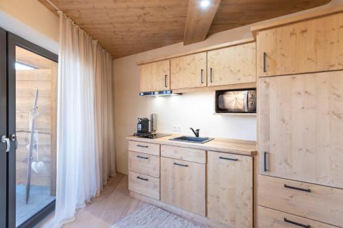 eine Küche mit Holzschränken und einem Waschbecken in der Unterkunft Appartementhaus Anka in Seefeld in Tirol