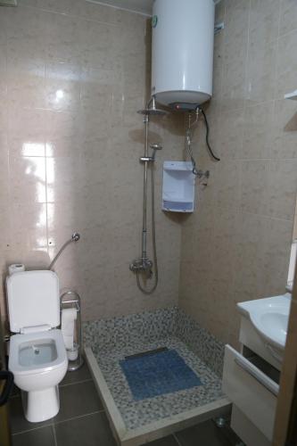 La salle de bains est pourvue de toilettes et d'un lavabo. dans l'établissement Murati inn, à Ulcinj