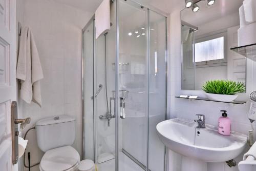A bathroom at Bungalow Santa Fe de 2 habitaciones