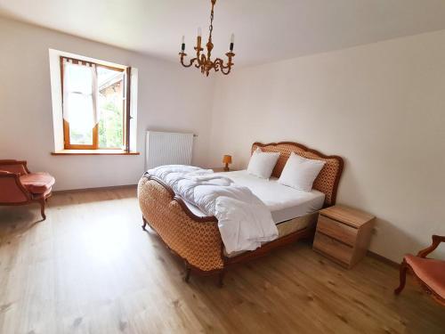 - une chambre avec un lit en osier et une fenêtre dans l'établissement LE GELEINFÊTE I - GÎTE VOSGES à proximité de GERARDMER, à Herpelmont