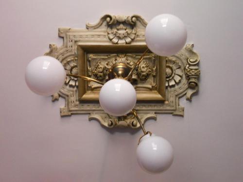 a chandelier with four white balloons on a wall at Casa de Landa in Dicastillo