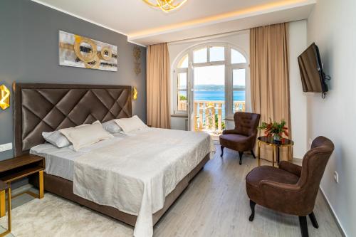 Postel nebo postele na pokoji v ubytování Heritage Hotel Stypia