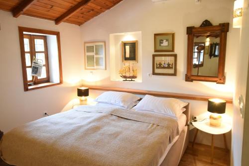 Un pat sau paturi într-o cameră la The Old House Paparosa Mostar - Blagaj