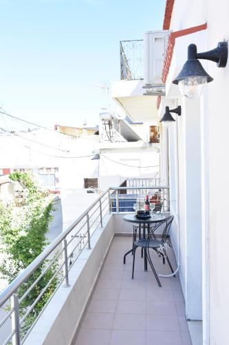 Manolia apartmentにあるバルコニーまたはテラス