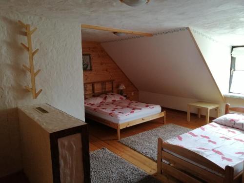 ストロニエ・シロンスキエにあるEskapadaのベッドルーム(ベッド2台付)が備わる屋根裏部屋です。