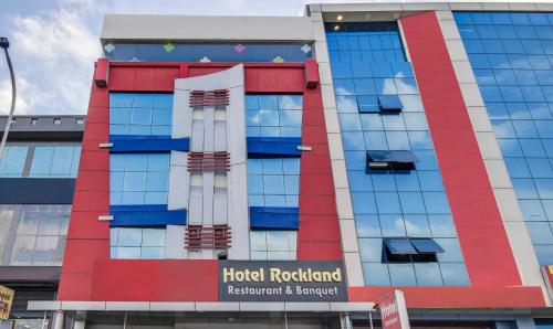 un bâtiment avec un restaurant et un bureau de l'hôtel roelandeland dans l'établissement Treebo Trend Rockland And Restaurant, à Jaipur