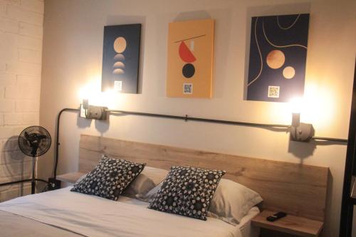 Ένα ή περισσότερα κρεβάτια σε δωμάτιο στο Apartamento en el Poblado, permite mascota FRN102 By Roots Rentals