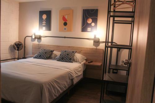 Ένα ή περισσότερα κρεβάτια σε δωμάτιο στο Apartamento en el Poblado, permite mascota FRN102 By Roots Rentals