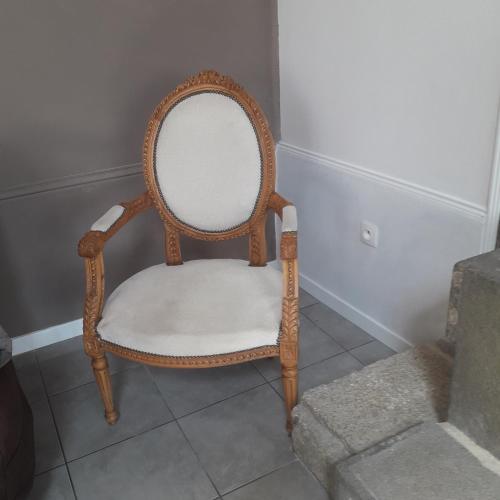 a chair sitting in a corner of a room at An ti koz in Plouguerneau