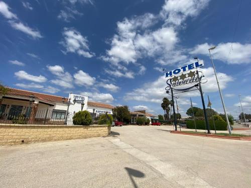 un cartello di un motel sul lato di una strada di Hotel Salvador a Bailén