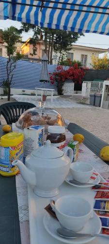 Una mesa con platos y cuencos de comida sobre ella. en Garden green da VIRNA, en Torre Annunziata
