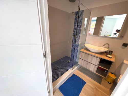 W łazience znajduje się umywalka i prysznic. w obiekcie PARADISE VIEW 1 bed-room water front studio at Grand Case w mieście Grand Case