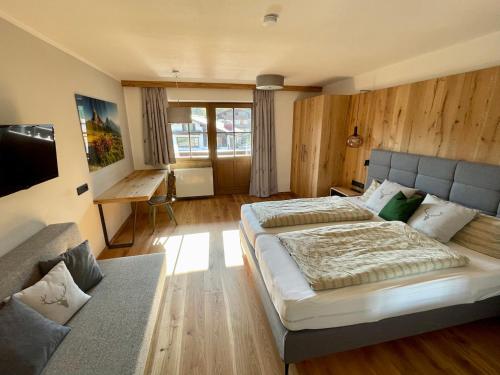 Un pat sau paturi într-o cameră la Panoramaresidenz Blindau