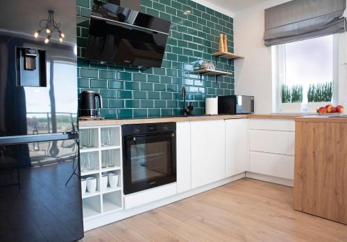 A kitchen or kitchenette at Luxus Apartament Tulipan