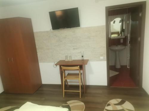 a small table with a chair and a sink in a room at Casa Viviana in Baia