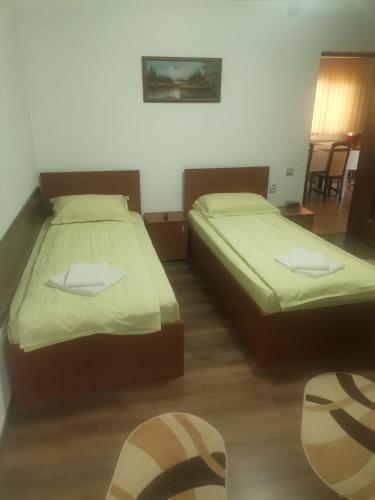 two beds in a hotel room with at Casa Viviana in Baia