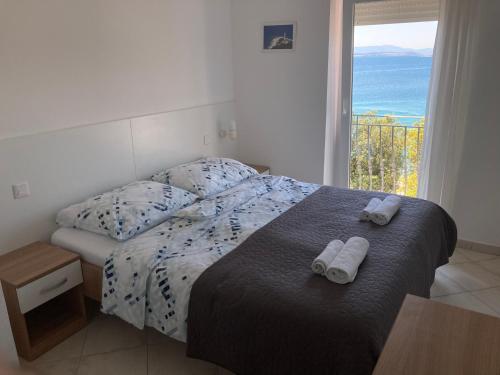 Tempat tidur dalam kamar di Apartmani Plaža