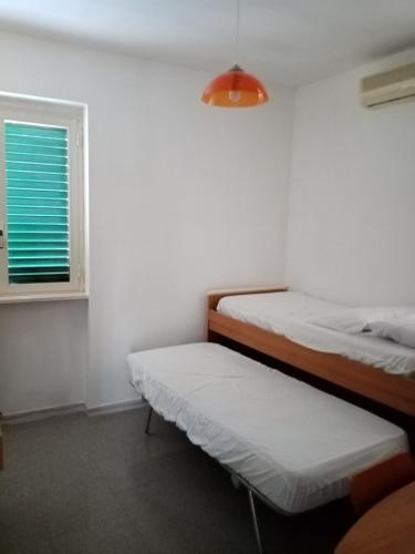 a bedroom with two beds and a window at B&B Manfredi Via Fermi Vieste, in centro in Vieste