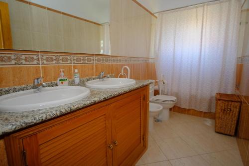 bagno con 2 lavandini e servizi igienici di Apartamento T2 em condomínio fechado. ad Albufeira