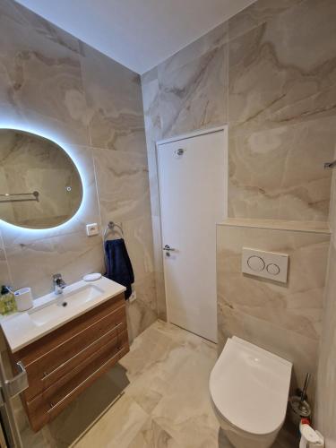 Kúpeľňa v ubytovaní Elegant flat in old town, 2 mins walk to lake