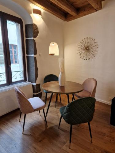 un salon avec une table et des chaises dans l'établissement Elegant flat in old town, 2 mins walk to lake, à Annecy