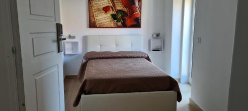 een kleine kamer met een voetenbankje voor een deur bij SINFONIA SUITES CATANIA in Catania