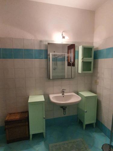 Casa Galathee في بونتالديا: حمام مع حوض ومرآة