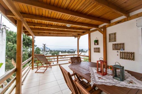comedor con mesa y sillas en el balcón en Summer Private Villa with Garden and Private Pool, Within Walking Distance to the Sea in Bodrum Gumusluk, en Bodrum City