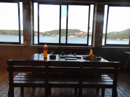 una mesa de madera con dos botellas de zumo de naranja. en Villa Jelka Apartment, en Zaton
