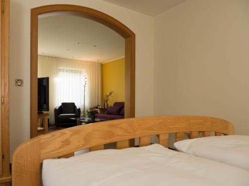 Кровать или кровати в номере Hotel Landhaus Berghof