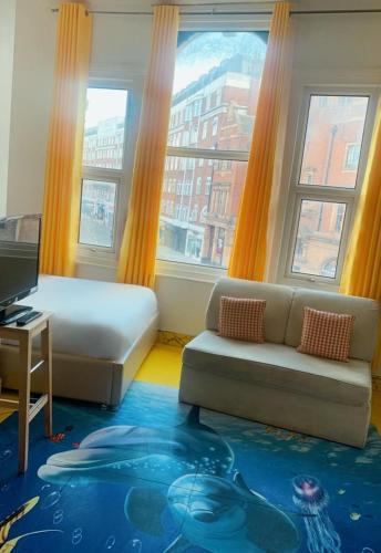 een woonkamer met een bed en een bank bij Ziggla Luxury Properties in Londen
