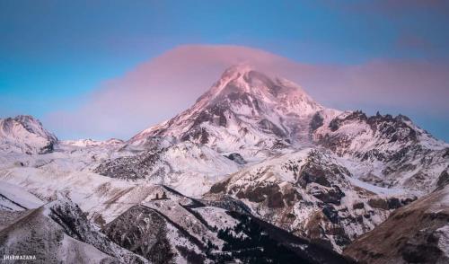 Hilltop Kazbegi durante el invierno