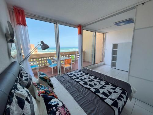 une chambre avec un lit et une vue sur l'océan dans l'établissement BARCARESA-Elégant appartement vue mer wifi parking, au Barcarès