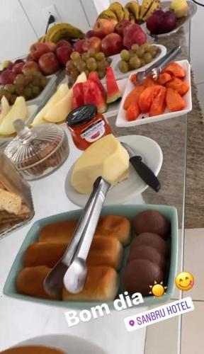 a table with a tray of fruits and vegetables at Sanbru hotel in Zacarias