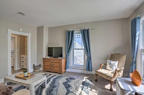 Μια τηλεόραση ή/και κέντρο ψυχαγωγίας στο Port Clinton Getaway - Walk to Beach and Restaurants