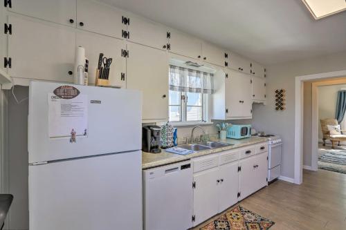 Η κουζίνα ή μικρή κουζίνα στο Port Clinton Getaway - Walk to Beach and Restaurants