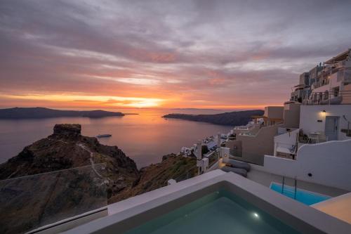 a sunset over the ocean from a villa at Elia Cave Suites in Imerovigli