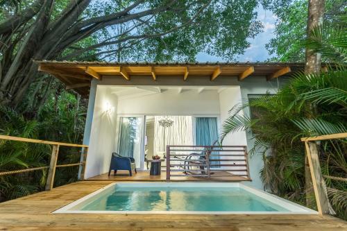 - une piscine sur la terrasse d'une maison dans l'établissement Gigi Brown Beachfront Santa Teresa, à Santa Teresa